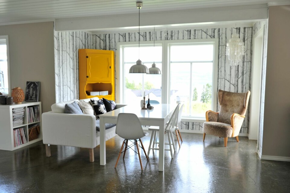 SPISEKROKEN: Spisekroken er til å bli glad av, med det gule skapet og tapetet Woods fra Cole & Son. Toseteren er fra Ikea, og sammen med Eames side chair og gamle Budal-stoler utgjør den en fin miks rundt bordet. Puter fra H & M Home, industrilamper fra Home & Cottage.