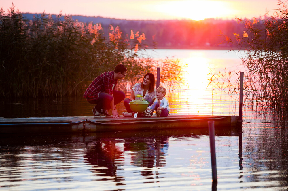 KULLGRILL: En deilig sommerkveld med pølser på kullgrillen.