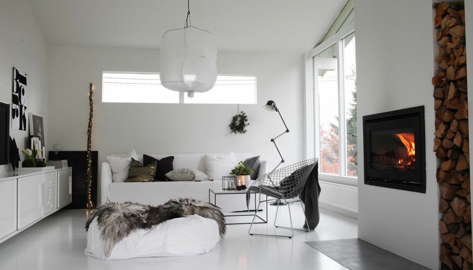 STIL I STUEN: I sofaen Ghost fra Gervasoni er det lett å kose seg. Puffen er også derfra, og skinnet er fra Roar Pelsindustri. Stolen Diamond chair er fra Harry Bertoia, og skjenken er fra Ikea. Putene er fra Sence of Joy og Day Home. Lampen Mark Eden Schooley lamp er kjøpt på artilleriet.se. Peisinnsatsen er fra Peisselskabet.
