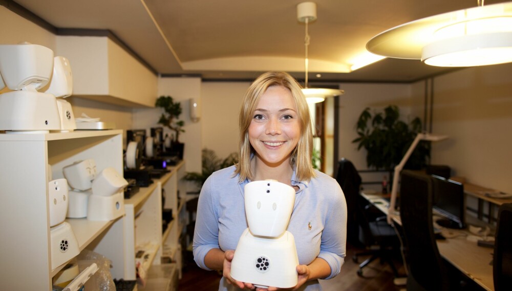 ROBOT: Karen Dolva holder roboten AV1. Roboten har mikrofoner, høyttalere og kamera, så syke barn kan være "tilstede" i klasserommet og se, høre og snakke med vennene selv om de ikke er friske nok til å være tilstede fysisk selv. ROBOT: Karen Dolva holder roboten AV1. Roboten har mikrofoner, høyttalere og kamera, så syke barn kan være "tilstede" i klasserommet og se, høre og snakke med vennene selv om de ikke er friske nok til å være tilstede fysisk selv.