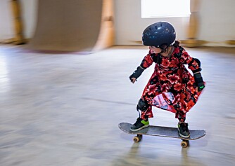 JENTER PÅ SKATEBOARD: Afghanske jenter får ikke lov til å sykle. Skateboarding, derimot...