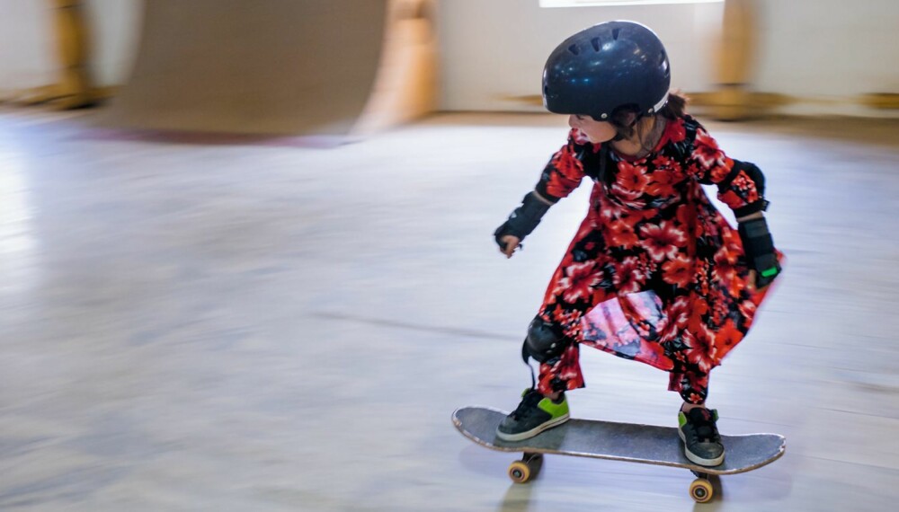 TØFFE JENTER: Afghanske jenter får ikke lov til å sykle. Skateboarding, derimot...