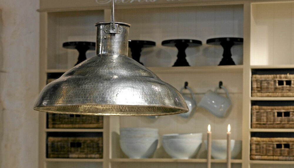 EN LAMPE I ROMMET: Det er riktig at det må være en lampe over spisebordet, men rommet må ha flere belysningspunker, blant annet i hjørnene. EN LAMPE I ROMMET: Det er riktig at det må være en lampe over spisebordet, men rommet må ha flere belysningspunker, blant annet i hjørnene.