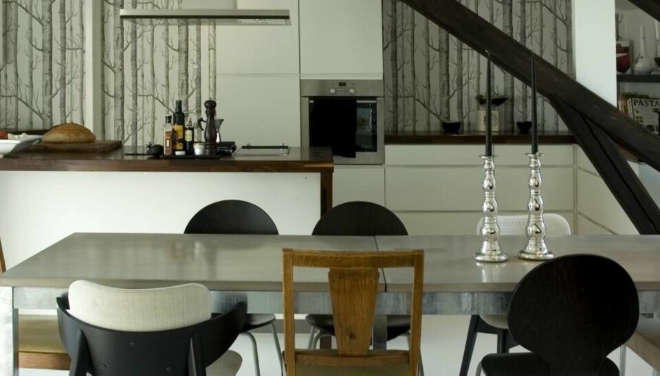 Thomas og Frøy har alltid drømt om å ha et stort kjøkken. Ved å flytte kjøkkenet til loftsetasjen fikk de det. Betongbordet er fra R.O.O.M. Noen av stolene er fra Ikea og Bolia. Et par er kjøpt på loppemarked.