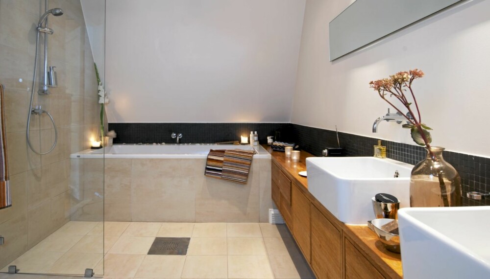 VÅTSONEN INNERST: Dusj og badekar plasseres innerst i rommet. Da blir det ikke vått for de som er på badet bare for å pusse tenner. Dette badet er tegnet av Margrethe Rosenlund/Morfeus Arkitekter AS.