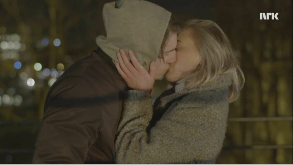 KYSSET: Etter å ha blitt dratt mellom fornuft og følelser i månedsvis løper Noora etter William og kysser ham. Men venninnen Vilde er også forelsket i William, så forviklinger er utvilsomt i vente på NRKs populære TV-serie Skam.