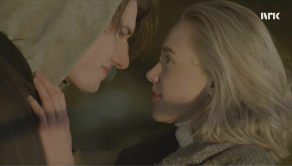 NOORA OG WILLIAM I SKAM: Gir Noora opp sine feministiske idealer ved å kysse William? I både sosiale og tradisjonelle medier har det skapt debatt at hun gir etter for følelsene sine.