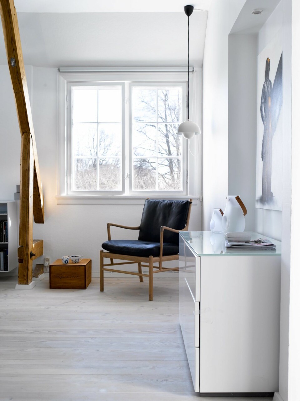 LESEKROK: Foran vinduet er det gjort plass til en fin lesekrok. Et behagelig lys finner veien inn og gir gode leseforhold. Lampen er fra
Verner Panton, Colonial Chair er fra Carl Hansen & Søn og lyslykten er fra Holmegaard.