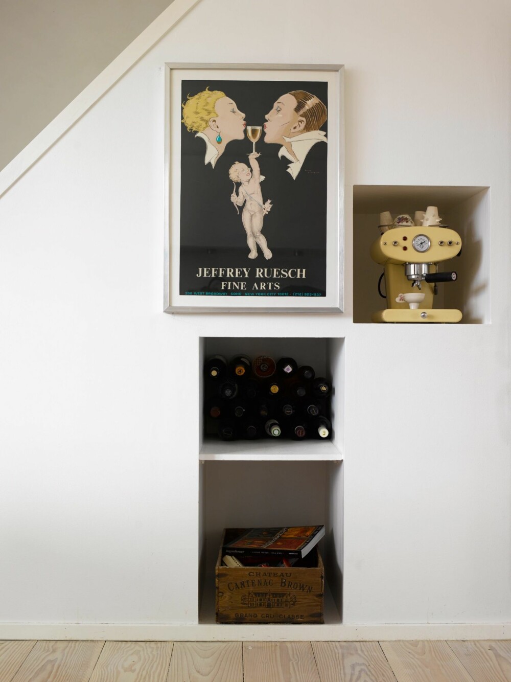 DEKORATIVT: På trappeveggen har både bilder fått plass, i tillegg til vinflasker.