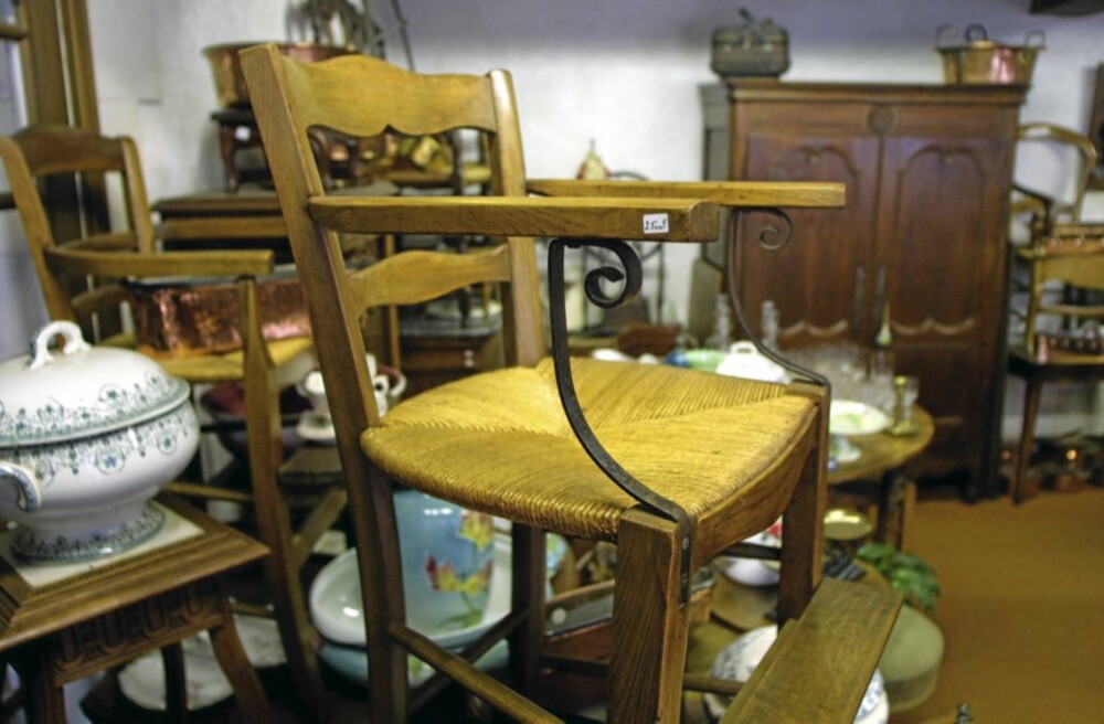 GOD SOM GULL: Selv om de kan se litt sjøsyke ut, er eldre møbler solide og holder i mange år. Med en liten oppussing kan de ble stilige shabby chic-innslag i interiøret. GOD SOM GULL: Selv om de kan se litt sjøsyke ut, er eldre møbler solide og holder i mange år. Med en liten oppussing kan de ble stilige shabby chic-innslag i interiøret.