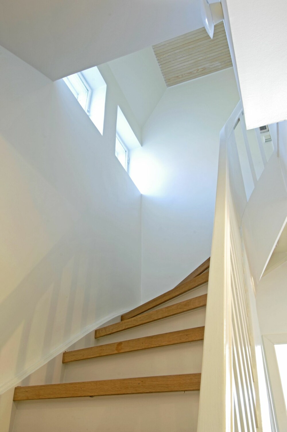 EN HØYDARE: Her ser du hvordan den rehabiliterte trappen snor seg oppover i huset, nesten som et vakkert møbel.
