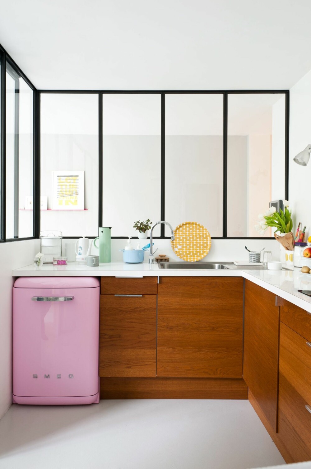 SMART LØSNING: Kjøkkenet er åpnet opp med en glassvegg mot stuen, og preges av Carolines sans for naturmaterialer og «søte» farger. Kjøleskap fra Smeg og kjøkkeninnredning fra Ikea.