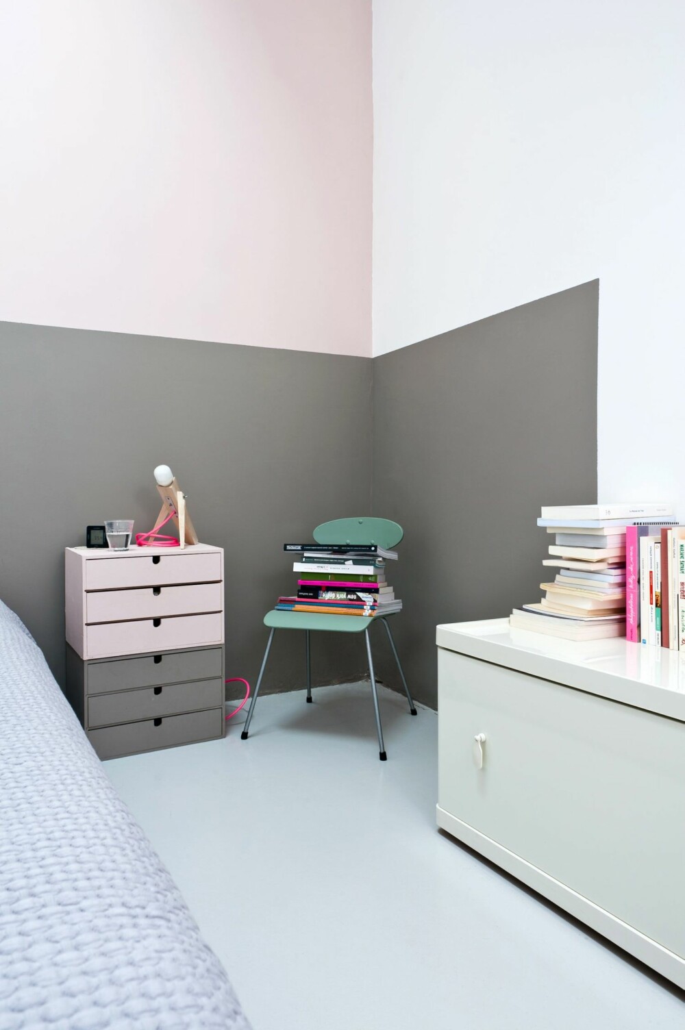 MOTSATT PÅ VEGG OG MØBEL: Soverommet er malt i grått og rosa, noe som gir et mykt og feminint inntrykk. Ved å male et farget felt bak sengen skaper Caroline en illusjon av et sengegjerde.