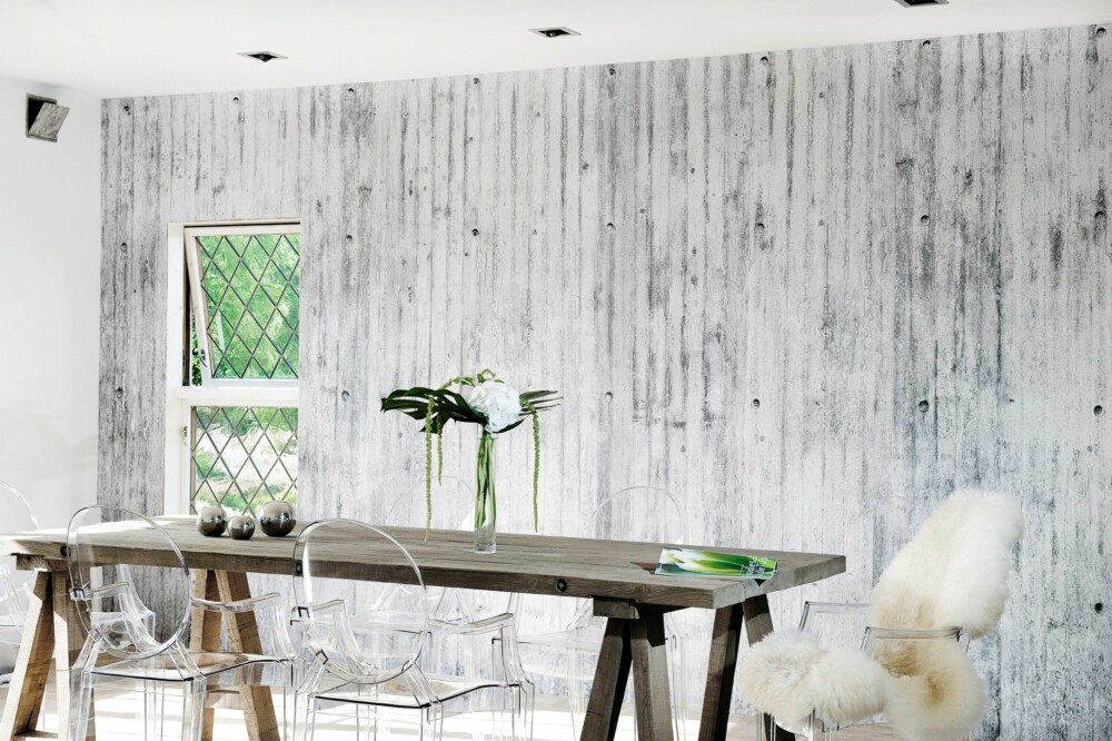 RÅBETONG. Det ser ut som betong, men er fotoprint. Varm opp med myke saueskinn. Pris 1098 kr pr kvm fra Concretewall.no. RÅBETONG. Det ser ut som betong, men er fotoprint. Varm opp med myke saueskinn. Pris 1098 kr pr kvm fra Concretewall.no.
