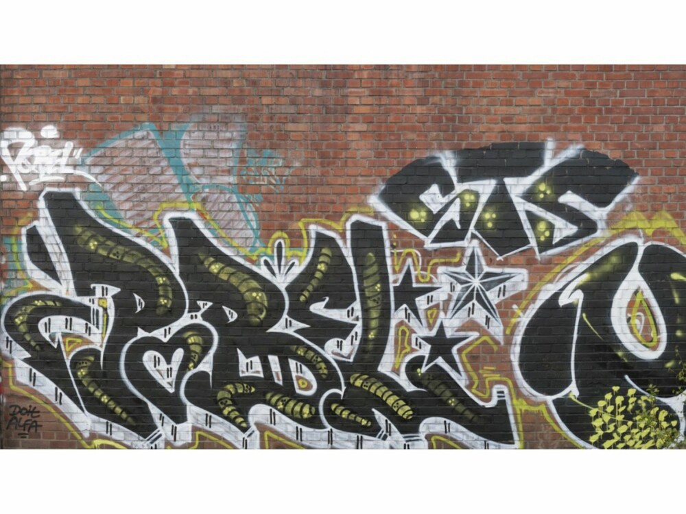 GRAFITTI. Teglvegg med grafitti, kult på ungdomsrom for eksempel, kr 1485 hos tapetshop.no GRAFITTI. Teglvegg med grafitti, kult på ungdomsrom for eksempel, kr 1485 hos tapetshop.no