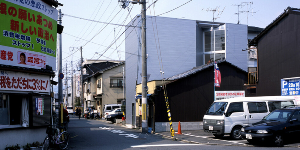 MIDT I STORBYEN: På en liten tomt i Kyoto fikk arkitektene utfordringen med å skape et romslig hjem.
