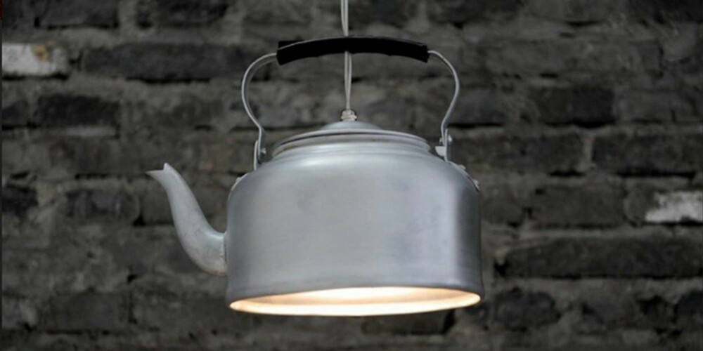 TEKJELE SOM LAMPESKJERM: Kettle Lamp er designet av Jonas Merian, og fikk nok støtte til å bli produsert.