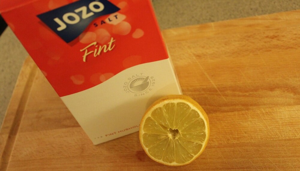 KJAPT OG BILLIG: Sitron i kombinasjon med salt tar flekkene på skjærfjølen.