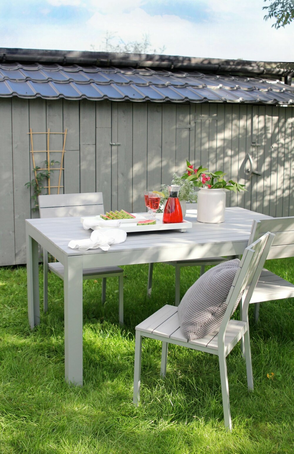 SOMMERLIG KROK: Utemøblene fra Ikea innbyr  til mye hygge gjennom sommerseongen.