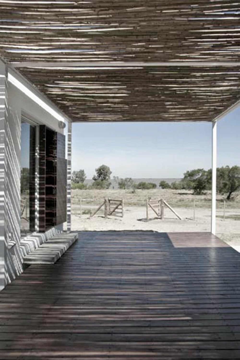 LETT OG LUFTIG: Hytta har har store terrasser overdekket med tak av bambusrør.