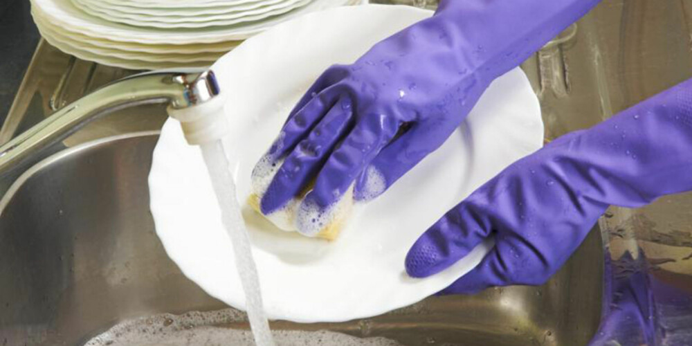 DISSE MÅ TAS: Skitne kopper og kar i vasken ser ikke bra ut. Vask opp.