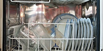 VOND LUKT: Matrester og dårlig rengjøring er hovedårsakene til vondt lukt i oppvaskmaskinen.