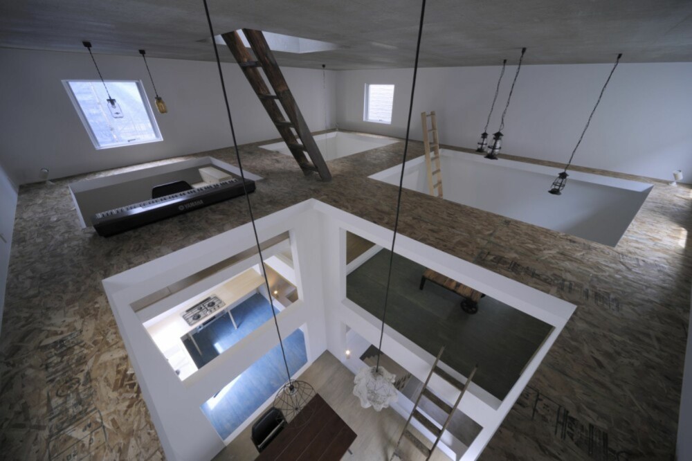 HULL I GULVET: Fra loftet har man god utsikt nedover i etasjene.