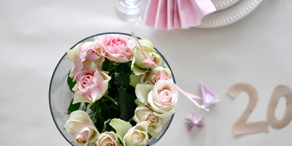 BLOMSTER: Friske blomster hører festbordet til mener bloggerne. BLOMSTER: Friske blomster hører festbordet til mener bloggerne.