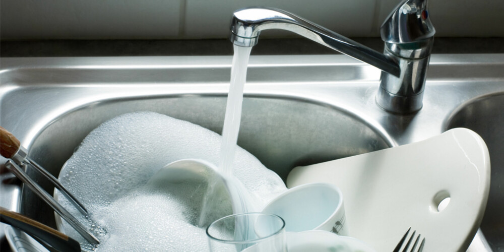 GJØR DET RIKTIG: Feil fremgangsmåte kan gjøre at oppvasken er like skitten etter vask som før.