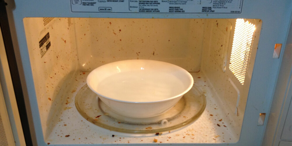 EKSPLOSJON: Ser mikrobølgeovnen din slik ut inni? Her er triksene som får den ren i en fei.