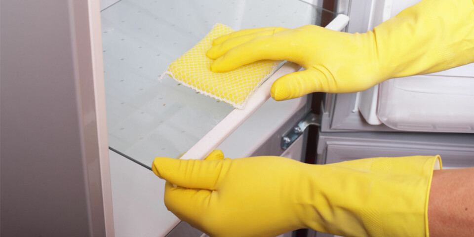 REGELMESSIG RENGJØRING: Matrester og søl kan gi vond lukt i kjøleskapet.