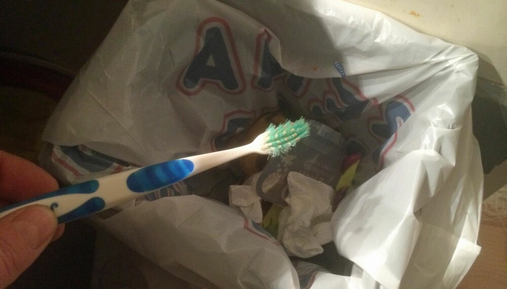 IKKE KAST: Ikke kast den gamle tannbørsten i søpla. Den kan få et godt liv som rengjøringsverktøy. 