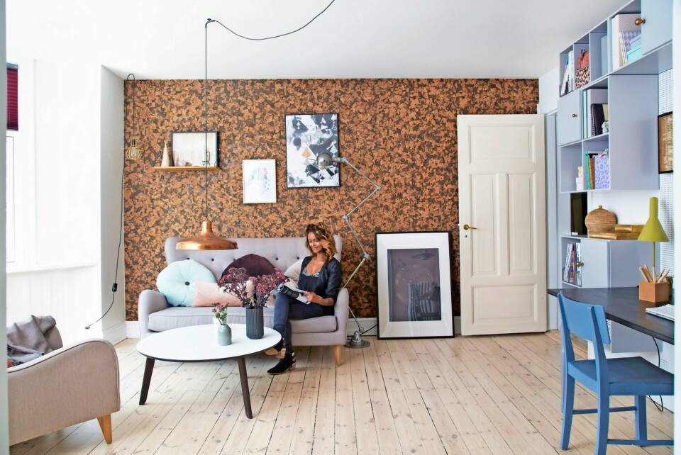 MULTIROM: Stuen har blitt et lekkert multirom med flere
funksjoner. Her kan familien hygge seg, samtidig som Anitta har fått et sted å jobbe. Den blå kontorstolen er malt i fargen Havgus fra Dyrup.