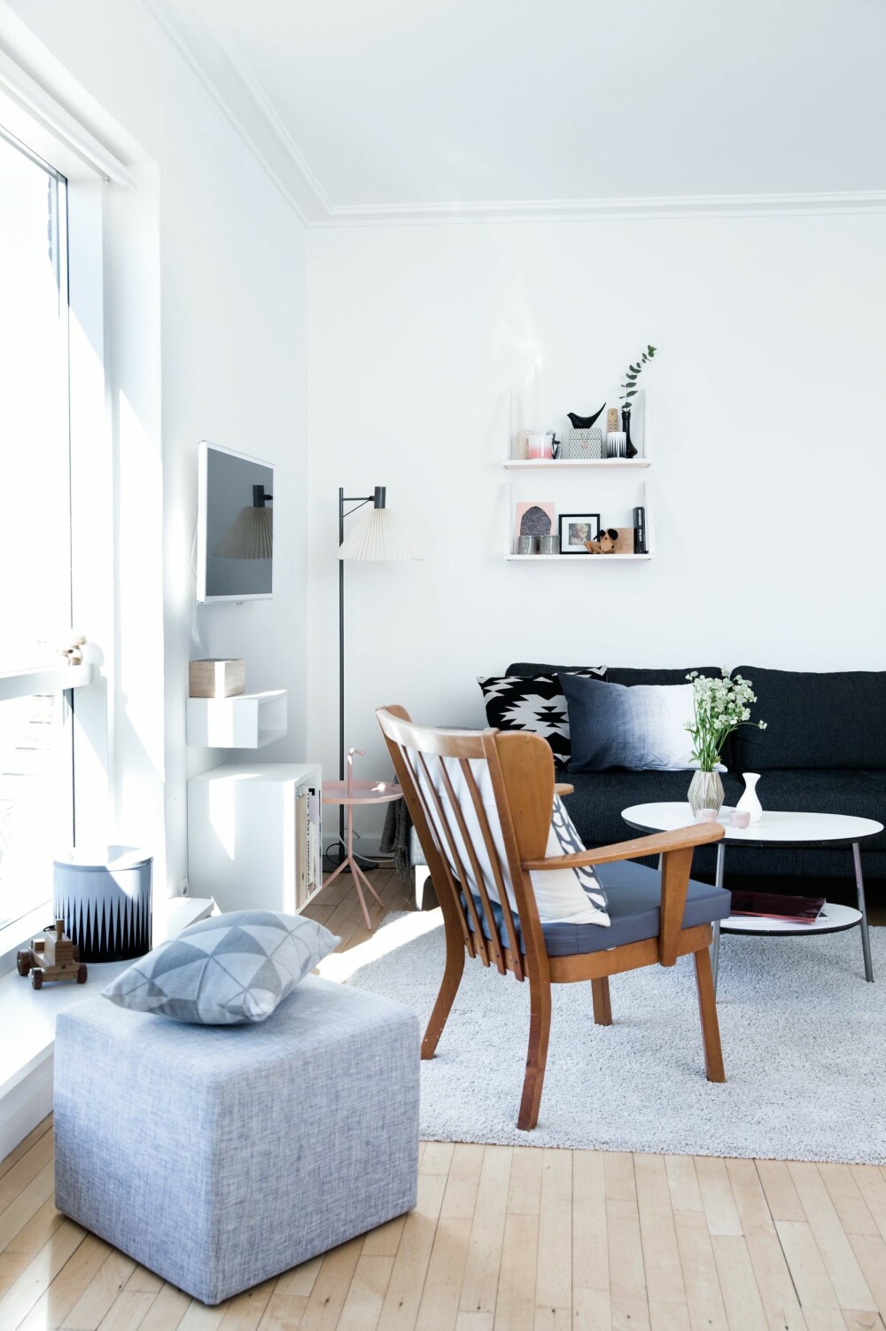 STUE ETTER: Over sofaen fra Ilva henger to metall-hyller. Hylleknektene er montert opp ned. Lenestolen er en Canada-stol fra Fritz Hansen, og bønnebordet er fra DesignerZoo. Den grafiske puten er fra H&M Home, og den grå og hvite puten er fra Ellos. Puffen er fra Bolia, og puten er laget av et kjøkkenhåndkle fra samme sted. Lampen er kjøpt brukt, og det rosa sidebordet er fra Hay.
STUE ETTER: Over sofaen fra Ilva henger to metall-hyller. Hylleknektene er montert opp ned. Lenestolen er en Canada-stol fra Fritz Hansen, og bønnebordet er fra DesignerZoo. Den grafiske puten er fra H&M Home, og den grå og hvite puten er fra Ellos. Puffen er fra Bolia, og puten er laget av et kjøkkenhåndkle fra samme sted. Lampen er kjøpt brukt, og det rosa sidebordet er fra Hay.