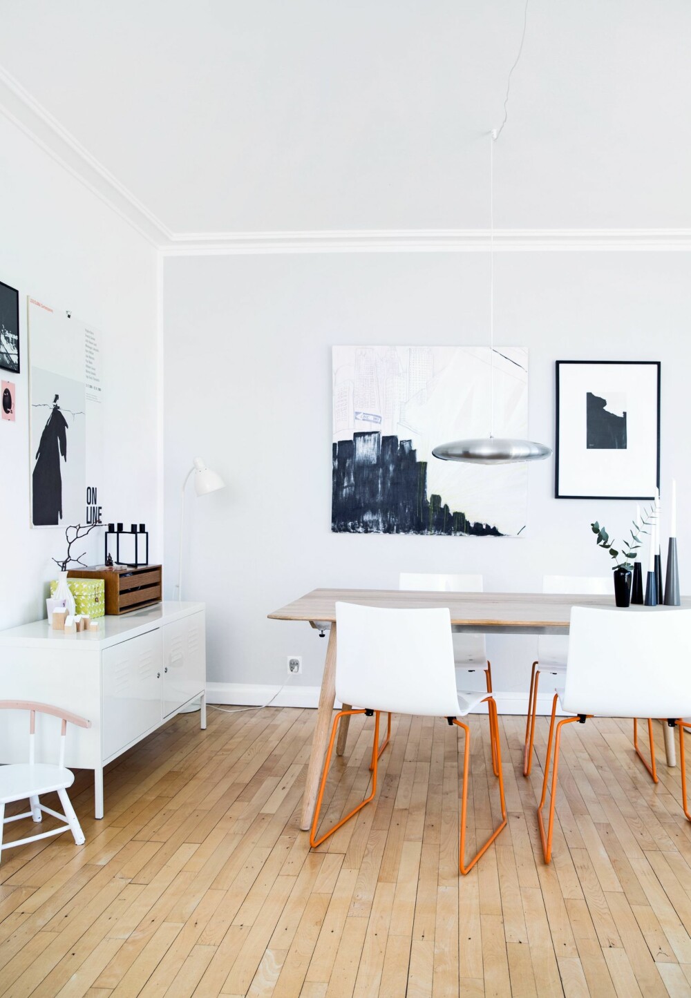 SPISESTUE: Endeveggen i stuen er malt lys grå, og maleriene er Lines eget verk. Spisebordet er fra Ilva, og stolene er fra BoConcept. Takpendelen er kjøpt i en antikvitetsbutikk. Det enkle, hvite skapet fra Ikea gjør ikke så mye av seg, sånn at bildene får komme til sin rett. Den brune minihyllen er fra en antikvitetsbutikk. Den lille barnestolen er kjøpt brukt på nett og har i ettertid fått et rosa malingstrøk på toppen. SPISESTUE: Endeveggen i stuen er malt lys grå, og maleriene er Lines eget verk. Spisebordet er fra Ilva, og stolene er fra BoConcept. Takpendelen er kjøpt i en antikvitetsbutikk. Det enkle, hvite skapet fra Ikea gjør ikke så mye av seg, sånn at bildene får komme til sin rett. Den brune minihyllen er fra en antikvitetsbutikk. Den lille barnestolen er kjøpt brukt på nett og har i ettertid fått et rosa malingstrøk på toppen.