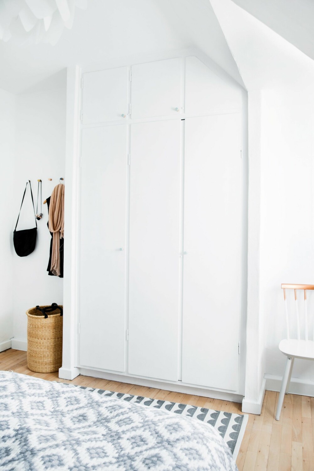 SKAP ETTER: Stolen til høyre i bildet har fått kobbermaling på toppen, lagt med tørr pensel for å få duse overganger. Sengeteppet er fra Ikea.
SKAP ETTER: Stolen til høyre i bildet har fått kobbermaling på toppen, lagt med tørr pensel for å få duse overganger. Sengeteppet er fra Ikea.
