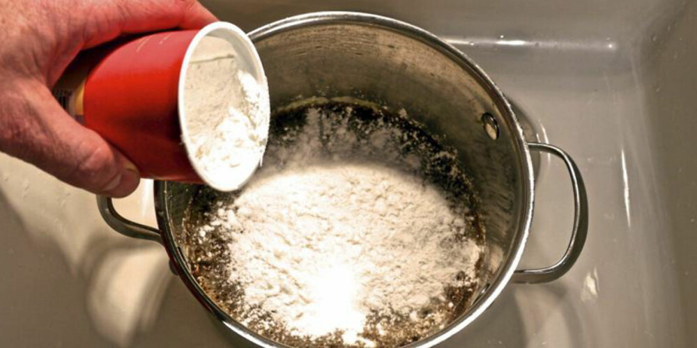 SMART TRIKS: Bruk bakepulver for å fjerne fastbrente matrester i bunnen av kasserollen og stekepannen.