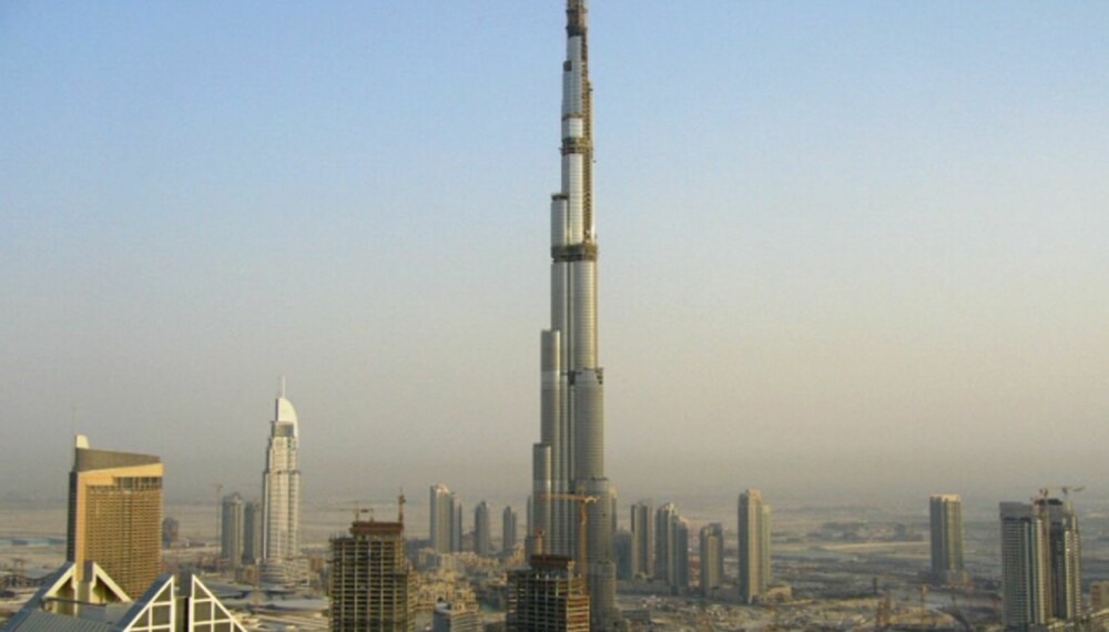 PÅ VEI: Burj Dubai i 2007. Nå rager den enda høyere over resten av Dubai.