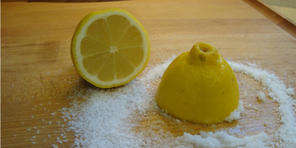 VINNERPAR: Sitron i kombinasjon med salt eller bakepulver vil kunne fjerne de fleste flekker på de fleste overflater.