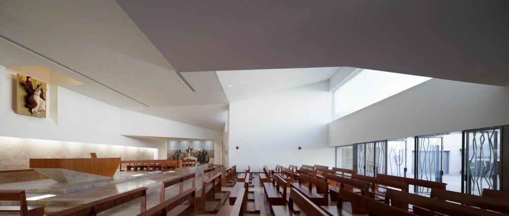 LYSÅPNINGER: Gjennom forskjellige åpninger i blant annet taket, flommer det naturlig lys inn i kirkerommet og forsterker det liturgiske elementet. (FOTO:  Miguel de Guzmán) 