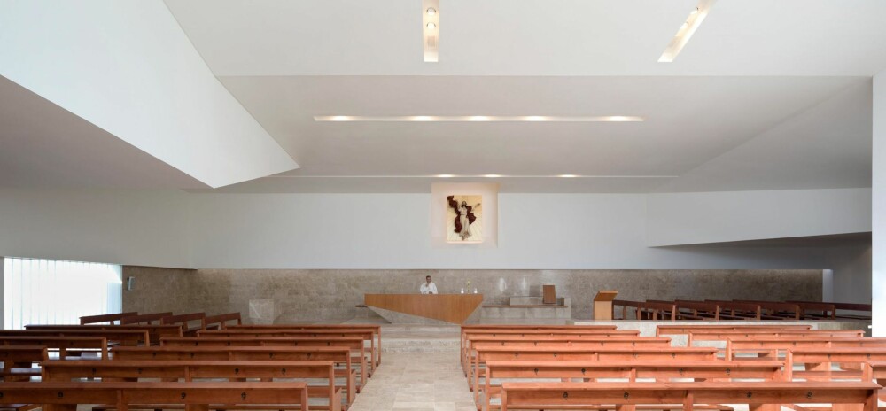 MONUMENTALT: De rene og enkle linjene bidrar til å forsterke det store kirkerommets monumentale preg. (FOTO: Miguel de Guzmán) 