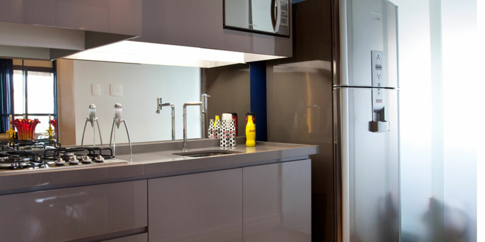 STILRENT: Glossy overflater på kjøkkeninnredningen hjelper til med å få rommet til å virke lysere og dermed også større enn det er.
