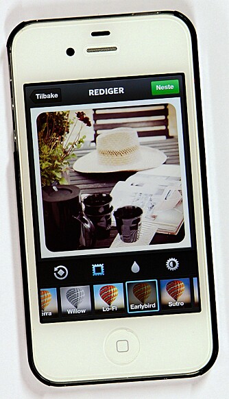 SLIK KOMMER DU I GANG: Instagram er et program der du deler bildene dine med andre, liker bilder og følger andre brukere du liker. Er du ikke allerede på Instagram, kan du gjøre følgende for å komme igang:Gå inn på instagram.com og last ned programmet på mobilen din. Ta et bilde, velg et filter for å sette ønsket stemning, og publiser det. Etterhvert kan du velge andre du følger og eventuelt like bildene de legger ut. SLIK KOMMER DU I GANG: Instagram er et program der du deler bildene dine med andre, liker bilder og følger andre brukere du liker. Er du ikke allerede på Instagram, kan du gjøre følgende for å komme igang:Gå inn på instagram.com og last ned programmet på mobilen din. Ta et bilde, velg et filter for å sette ønsket stemning, og publiser det. Etterhvert kan du velge andre du følger og eventuelt like bildene de legger ut.