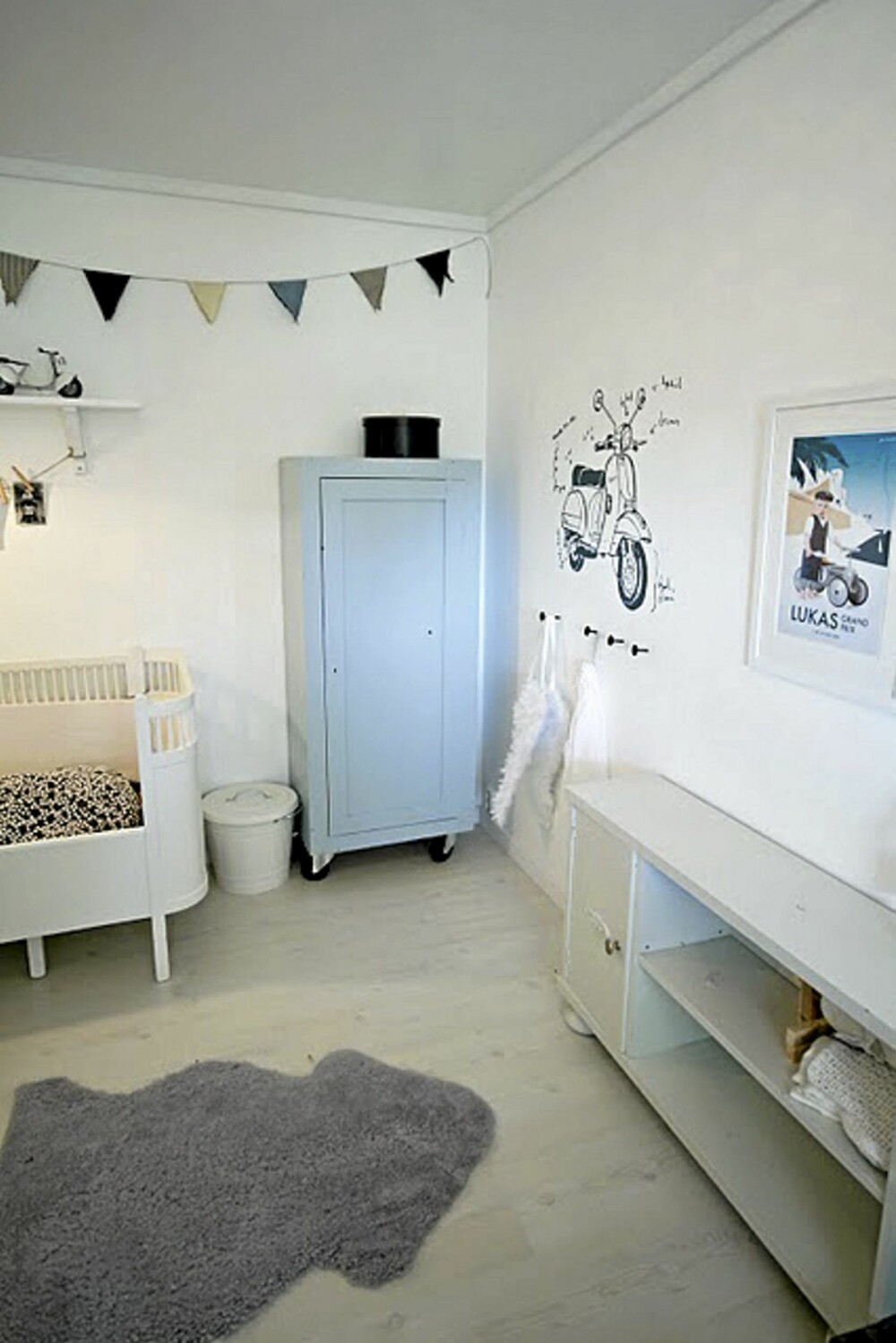 NOSTALGISK BARNEROM: Kjølige farger og gamle møbler med nye malingstrøk på barnerommet.