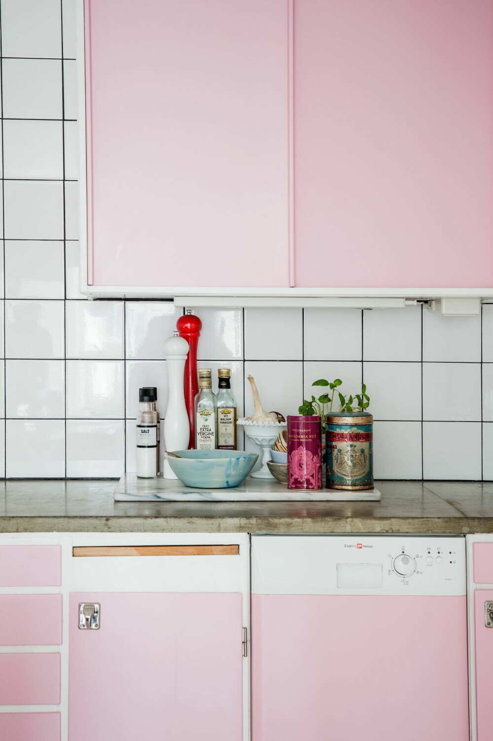 MATCH: Skapdørene ble malt rosa for å matche det rosa Smeg-kjøleskapet. Veggene er kledd med enkle, hvite fliser. FOTO: Jenny Brandt