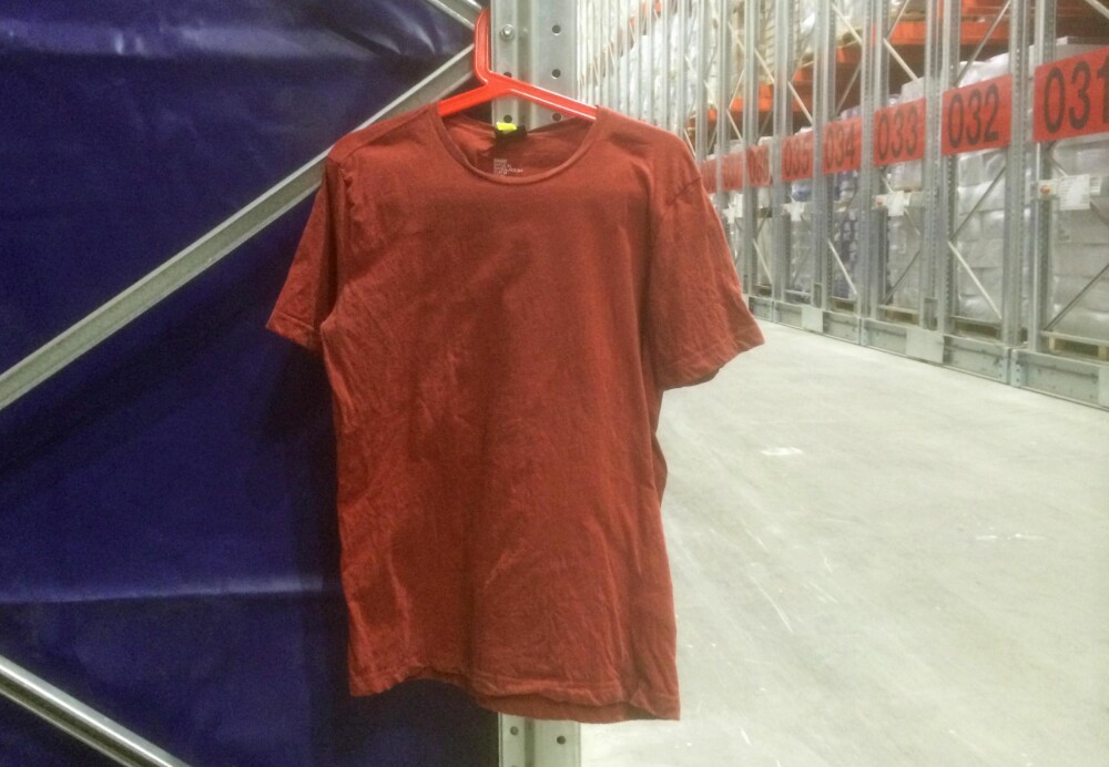 FRYSETØRKING: I mangel av vanlige kuldegrader, hang vi t-skjorten i 25 minusgrader på fryselageret til Bring Frigo.