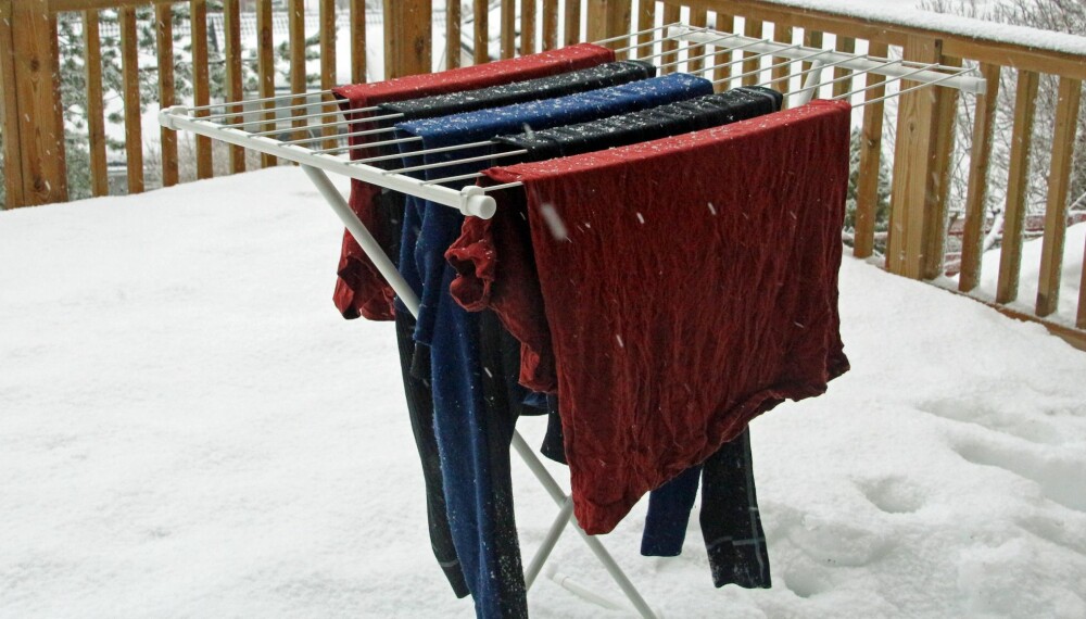 UTENDØRS TØRKING OM VINTEREN: Ja, det går an å tørke klær ute om vinteren, det tar bare litt lenger tid. (FOTO: Alexander Berg jr.)