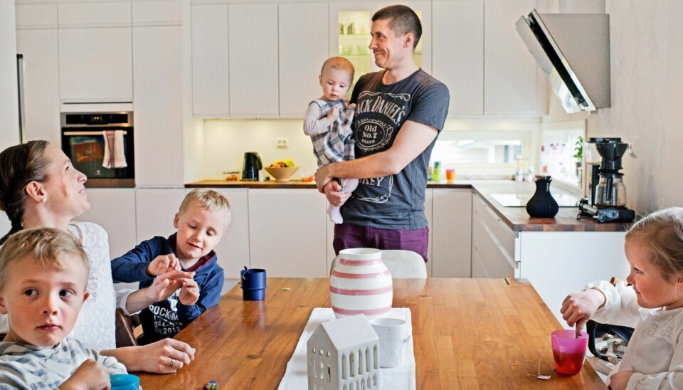 HVERDAGSLYKKE: Siv Cathrine og Trond Erik er takknemlige for sin store familie, og vet å sette pris på hverdagene. Fra venstre: Oliver, Odin, Oda (på pappas arm) og Ovelia. Selv nå, nesten syv år etter denne avgjørende telefonen, får jeg fortsatt frysninger og tårer i øynene av å snakke om det, forteller hun.