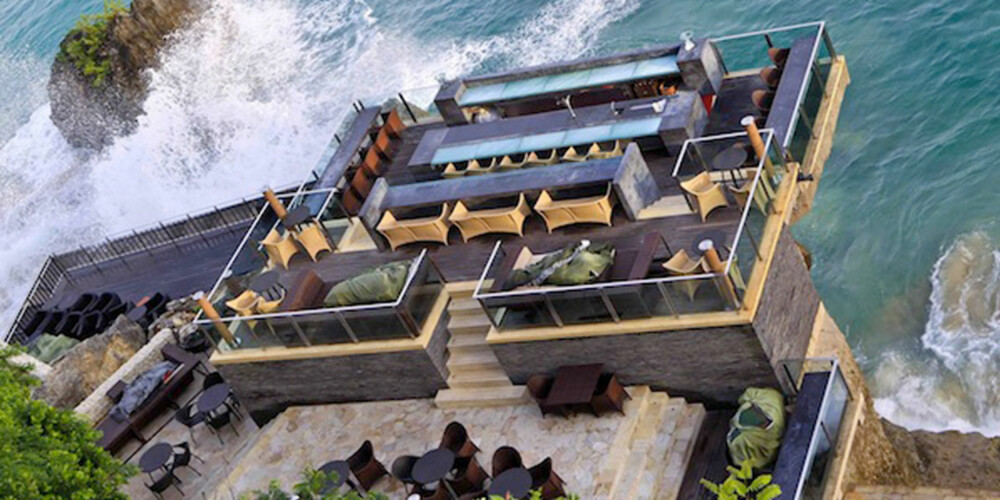 KLIPPEKANTEN: På Rock Bar på Bali nyter du naturen på nært hold. KLIPPEKANTEN: På Rock Bar på Bali nyter du naturen på nært hold.