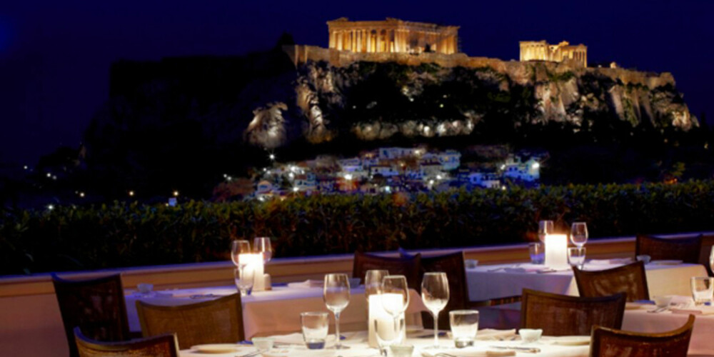 AKROPOLIS: Fra terassen på dennen baren kan du nyte synet av selveste Akropolis.